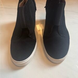 Línea Paola black suede wedge bootie